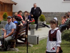 A legfiatalabbak is készültek a volt honvédek köszöntésére: Kusztos Tímea II. osztályos diáklány énekel