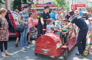 Kitettek magukért a tűzoltók, fáradhatatlanul tolták a kicsiket a vasautóval