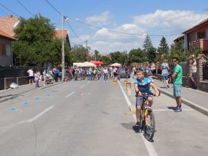 Gyermeknapi bicikliverseny a baróti Piac utcában