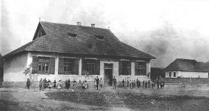 A felekezeti iskola és művelődési ház képe 1935-ből