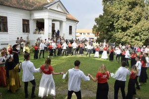 A kézdivásárhelyi Bod Péter Tanítóképző közreműködve a Kézdivásárhelyi Nők Egyesületével reneszánsz villámcsődületet rendezett a színpad előtt