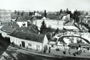 A Posta Bank és a Raiffeisen Bank helye balról a Fákó–Roth-ház még lebontatlan jobb szárnyával