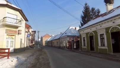 Marad a tavalyi adószint