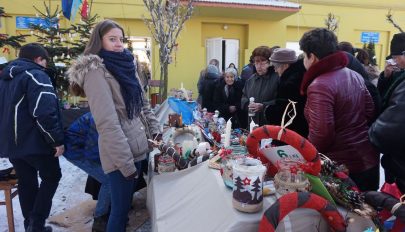 Jótékonykodó fiatalok