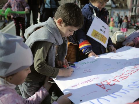 Bírság a gyermekeikkel tüntető szülőknek