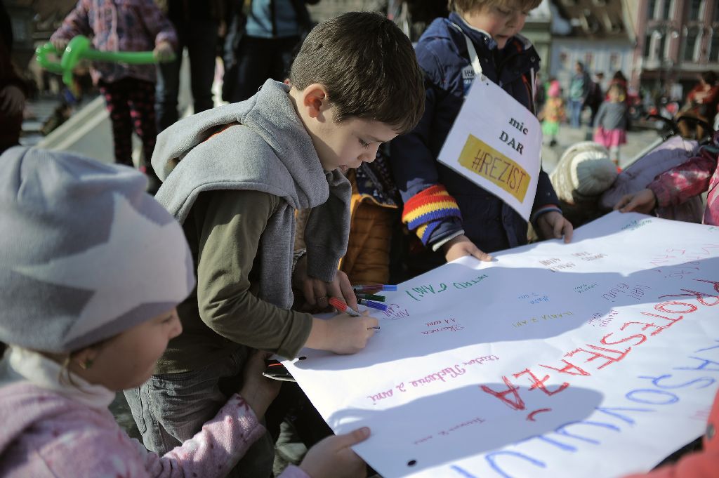 Bírság a gyermekeikkel tüntető szülőknek