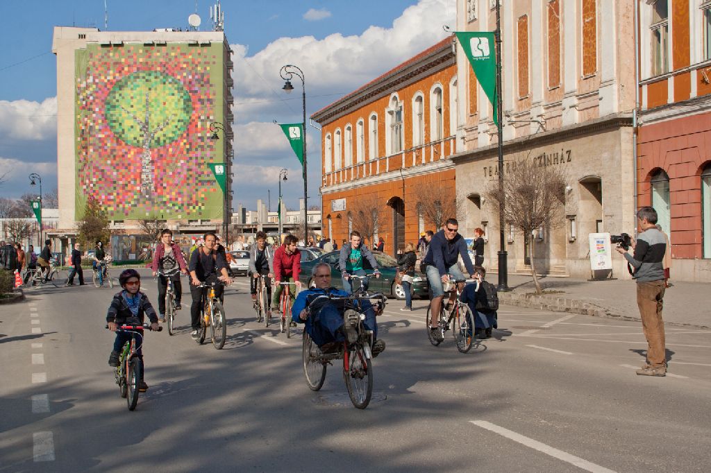 Vasparipák az utakon