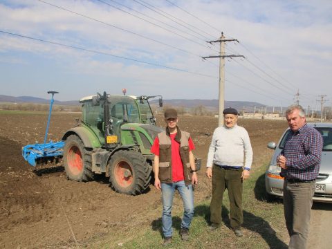 Zúgnak a traktorok