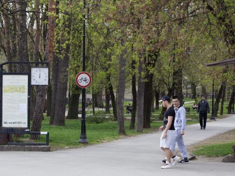 Őrült biciklis a parkban