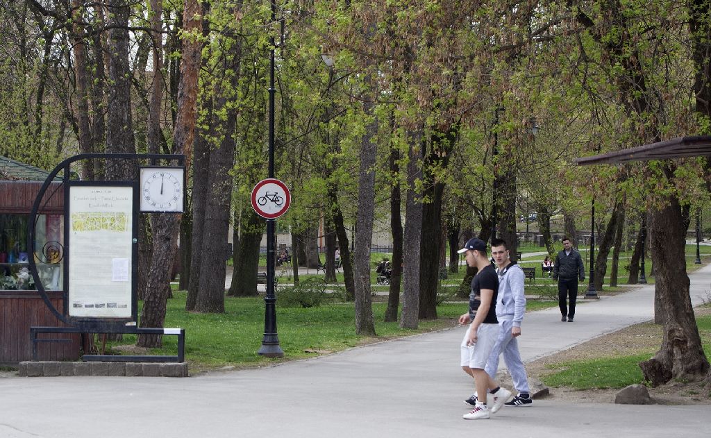 Őrült biciklis a parkban