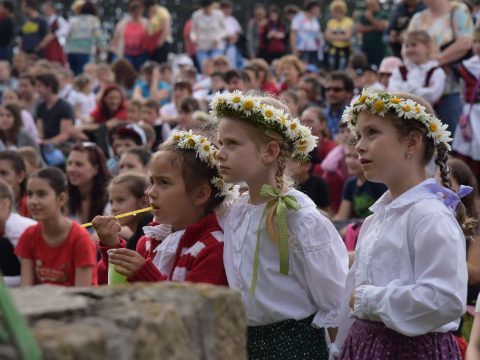 Nyalka huszárok is vonulnak