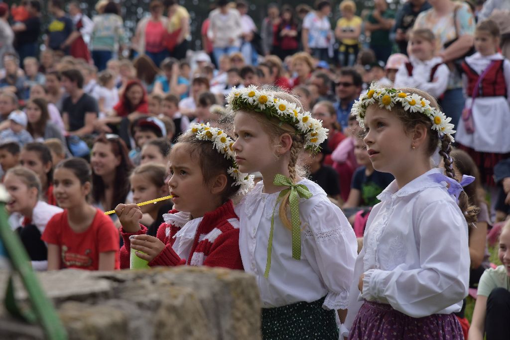 Nyalka huszárok is vonulnak