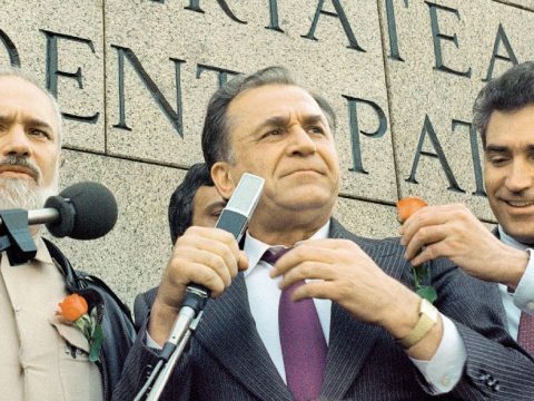 Iliescu nyakig a pácban