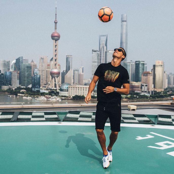 Kínában rúgja a labdát Ronaldo