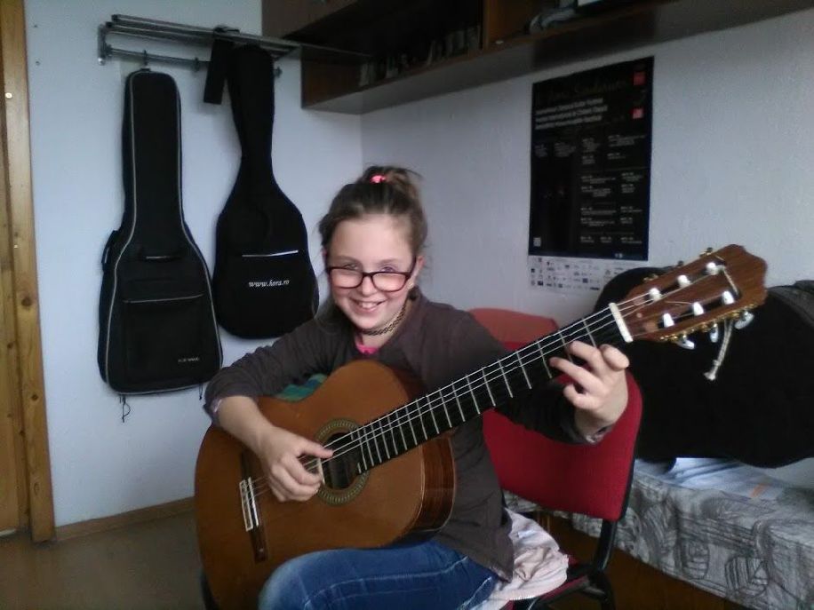 Tehetséges gitáros lány