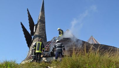 Lángolt a Makovecz-ravatalozó