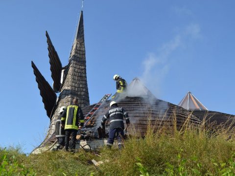 Lángolt a Makovecz-ravatalozó