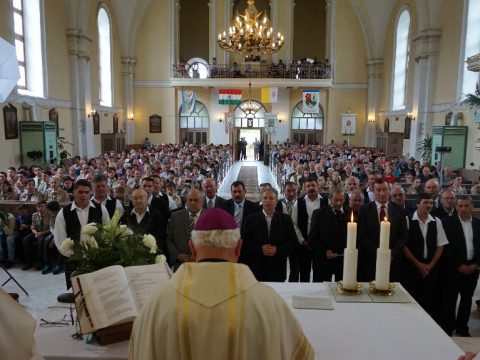 Keresztek közt a hegytetőre