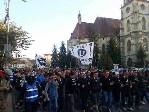 Futballszurkolók tömegverekedése