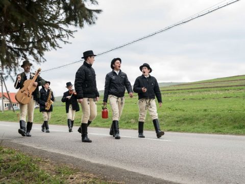 Az erdélyi fiatalok fele elmenne