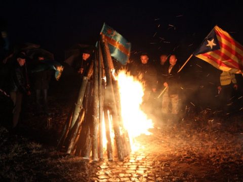 Lobogtak az őrtüzek