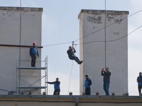 Várják a kábító fegyvert