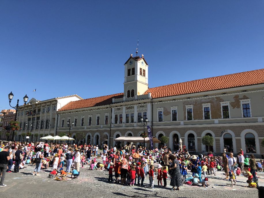 Összefestegették a teret