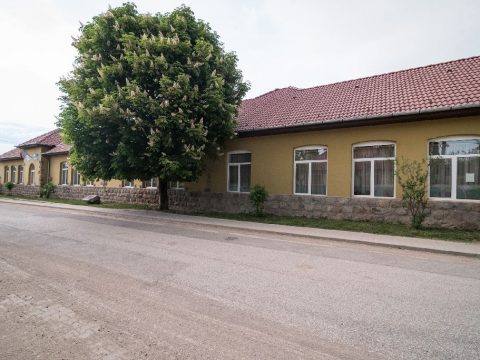 Benkő-szobrot avatnak