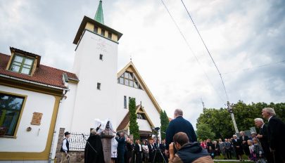 Istentisztelet és szoboravatás