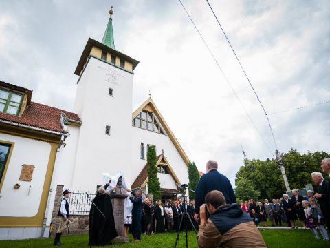 Istentisztelet és szoboravatás