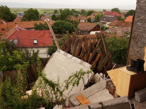 Bedőlt a támfal egy része