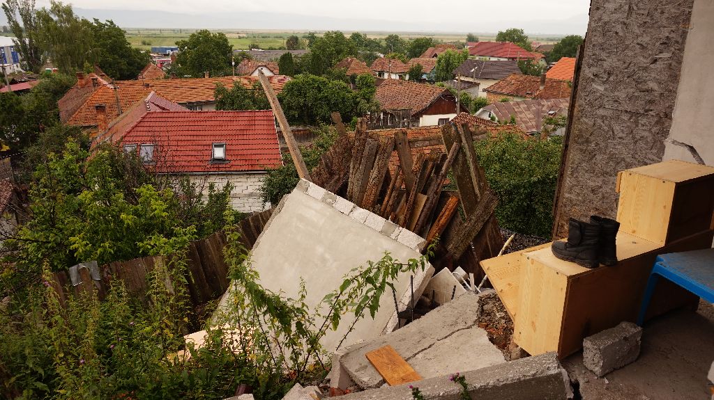 Bedőlt a támfal egy része