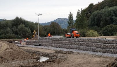 Dolgoznak a Katrosában