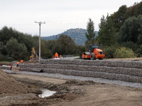 Dolgoznak a Katrosában