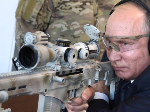 Kalasnyikovval lőtt Putyin
