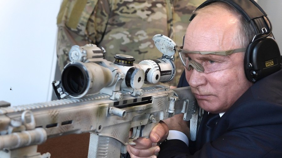 Kalasnyikovval lőtt Putyin