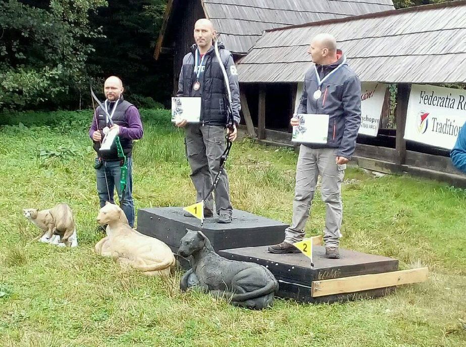 Íjat fogtak a kezükbe