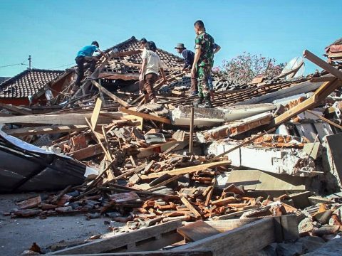 Közel kétezer halottja van az indonéz földrengésnek