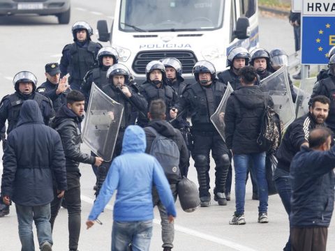 Migránsok csaptak össze rendőrökkel a boszniai-horvát határon
