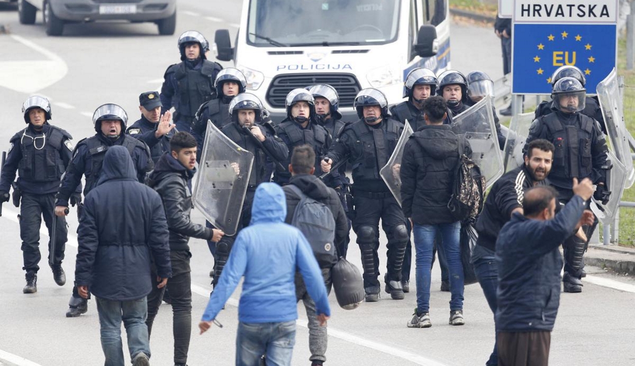 Migránsok csaptak össze rendőrökkel a boszniai-horvát határon