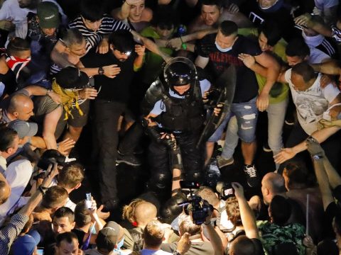 Előzetesbe kerülnek a csendőröket bántalmazó tüntetők