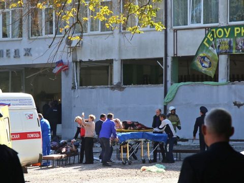 20 halott, félszáz sebesült a krími iskolai lövöldözésben