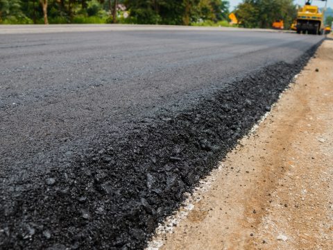 Zaj- és hőségcsökkentő aszfaltot tesztelnek Párizsban