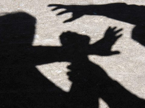 Diákokat bántalmazott egy háromszéki tanár, őrizetbe vették