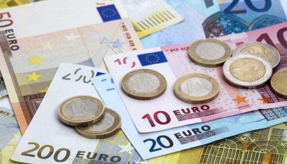 Átlépte a 4,7 lejes határt az euró hétfőn
