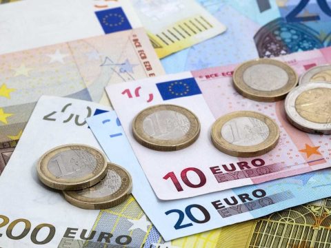 Átlépte a 4,7 lejes határt az euró hétfőn