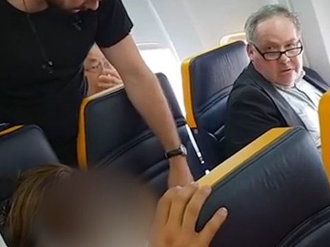 Dührohamot kapott egy férfi, mert egy színes bőrű nő ült mellette a repülőn