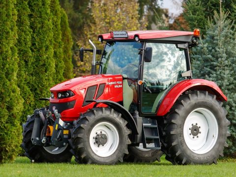 Szászrégenben elkezdődött az új román traktor sorozatgyártása