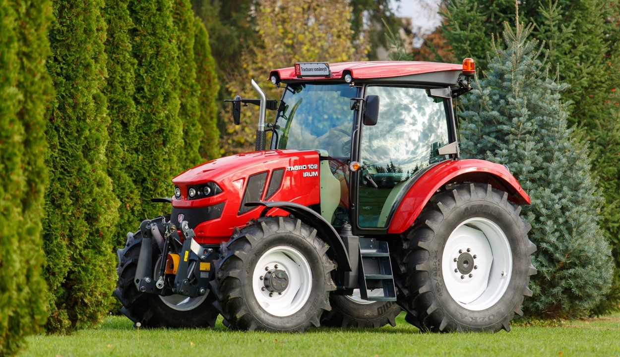 Bemutatták az új román traktort