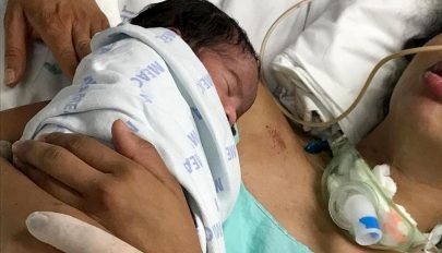 Felébredt a kómából, miután karjaiba tették kisbabáját